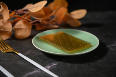 桌面上的盘子里的干爽通透的吉利丁