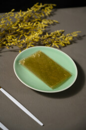 桌面上的盘子里的干爽通透的吉利丁