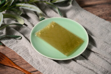 桌面上的盘子里的干爽通透的吉利丁