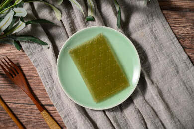 桌面上的盘子里的干爽通透的吉利丁