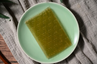 桌面上的盘子里的干爽通透的吉利丁