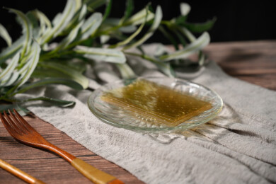 桌面上的盘子里的干爽通透的吉利丁