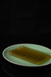 桌面上的盘子里的干爽通透的吉利丁