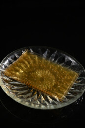 桌面上的盘子里的干爽通透的吉利丁