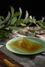 桌面上的盘子里的干爽通透的吉利丁