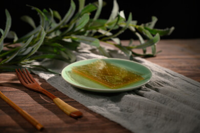 桌面上的盘子里的干爽通透的吉利丁