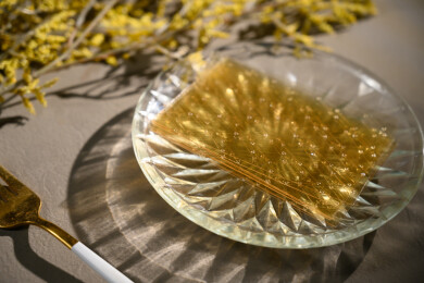 桌面上的盘子里的干爽通透的吉利丁