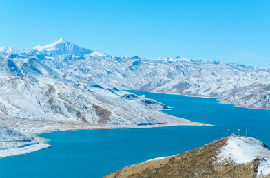 中国西藏山南羊卓雍错羊湖高山雪景自然风光
