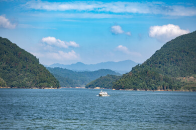 航拍湖南郴州资兴市黄草镇东江湖金牛岛景观