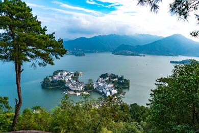 航拍湖南郴州资兴市黄草镇东江湖金牛岛景观