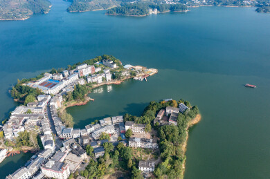 航拍湖南郴州资兴市黄草镇东江湖金牛岛景观