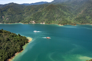 航拍湖南郴州资兴市黄草镇东江湖金牛岛景观
