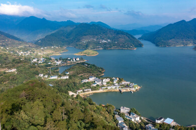 航拍湖南郴州资兴市黄草镇东江湖金牛岛景观