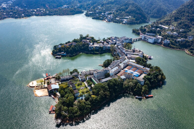 航拍湖南郴州资兴市黄草镇东江湖金牛岛景观