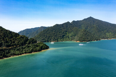 航拍湖南郴州资兴市黄草镇东江湖金牛岛景观