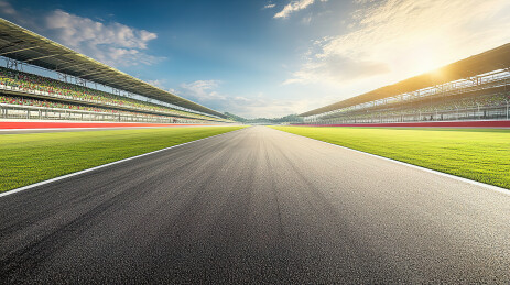 阳光下的F1方程式赛车赛道低角度风景