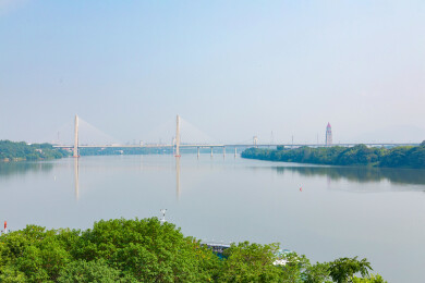 赣州市江南宋城旅游区的和谐钟塔和桥