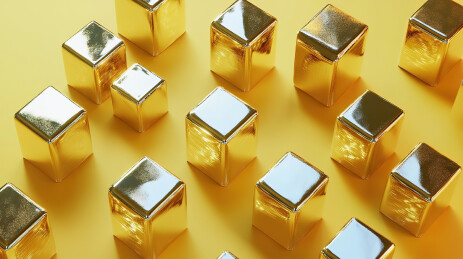 黄色背景下金色的五彩纸屑的高角度视图