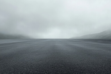 广阔空旷的沥青道路景观.