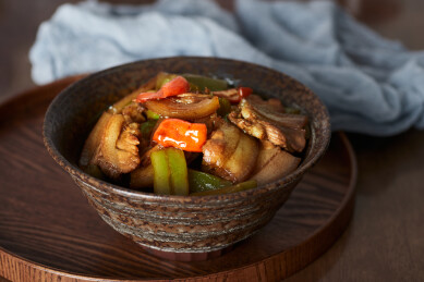 滋补又美味的农家莴笋烧肉