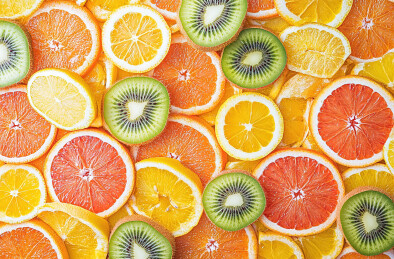 新鲜水果切片的高角度观察