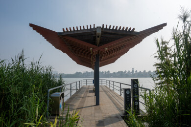 湿地公园亲水平台上的现代亭廊