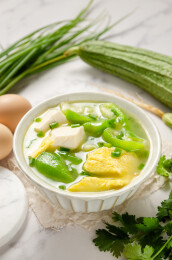 一碗美味的家常快汤丝瓜鸡蛋汤