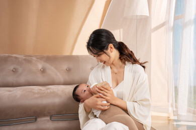 青年妈妈喂宝宝喝奶