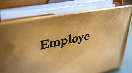 档案柜中的员工文件夹.