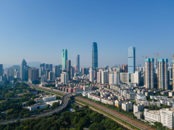 航拍广东深圳罗湖地标与铁路同框