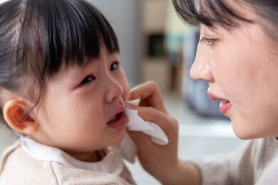 妈妈在安慰伤心的小女孩