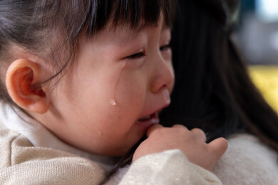 妈妈在安慰伤心的小女孩