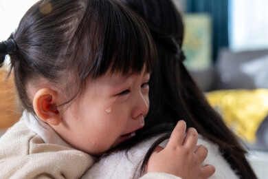 妈妈在安慰伤心的小女孩