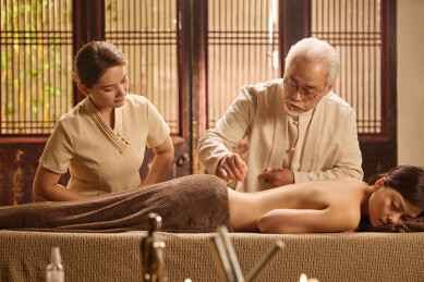 老中医给青年女人针灸