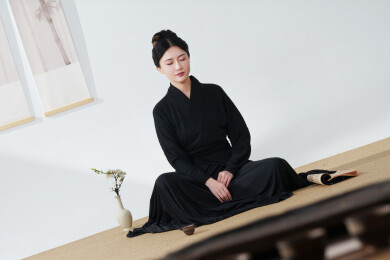 一位中国古典女人打坐冥想