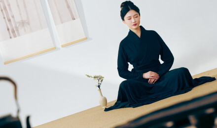 一位中国古典女人打坐冥想