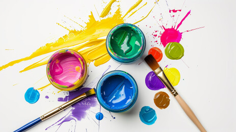 喷溅的水粉颜料与画笔