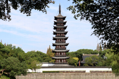 方塔古韵绿野间