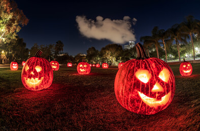 夜晚公园里的南瓜灯