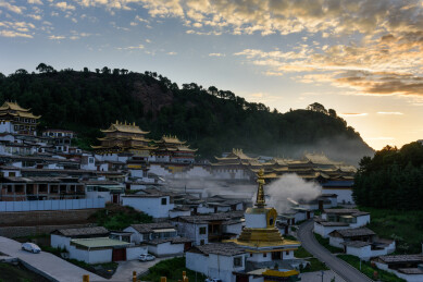 甘肃省甘南藏族自治州碌曲县郎木寺日出