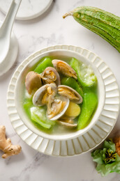 一碗美味的家常海鲜蔬菜汤丝瓜花甲汤