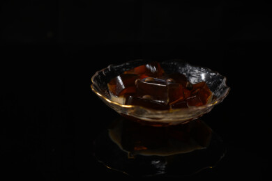 桌面上的碗里的美味可口的咖啡果冻