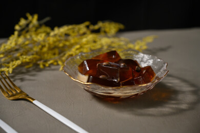 桌面上的碗里的美味可口的咖啡果冻