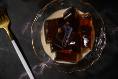 桌面上的碗里的美味可口的咖啡果冻