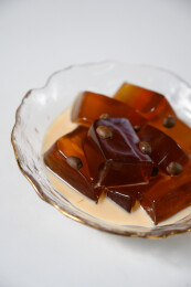 桌面上的碗里的美味可口的咖啡果冻