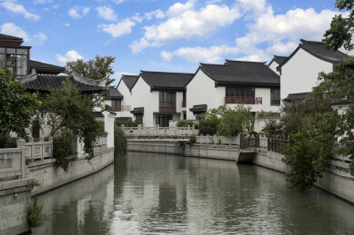 江南古镇水乡青瓦白墙和河流