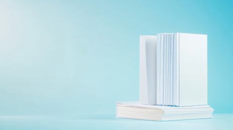 叠放的文件与回形针