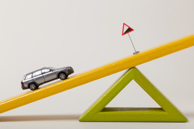 微缩创意汽车连续上坡与指示牌提醒