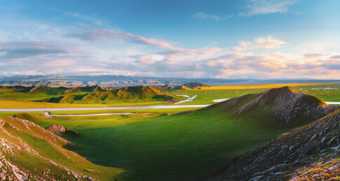 中国新疆巴音布鲁克草原之夕阳