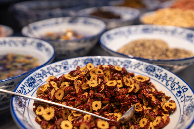 手工碗中干果和香料的生动展示